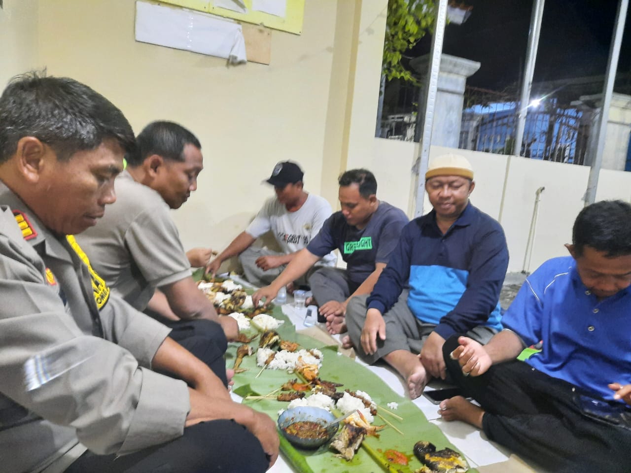 Kapolsek Kepulauan Seribu Selatan Gelar Liwetan Bersama Tokoh Agama dan Tokoh Masyarakat Pulau Lancang untuk Membangun Kedekatan dengan Polri