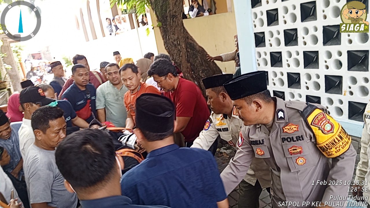 Polisi Baik: Bhabinkamtibmas Pulau Tidung Bersama Petugas dan Warga Bantu Korban Jatuh dari Motor