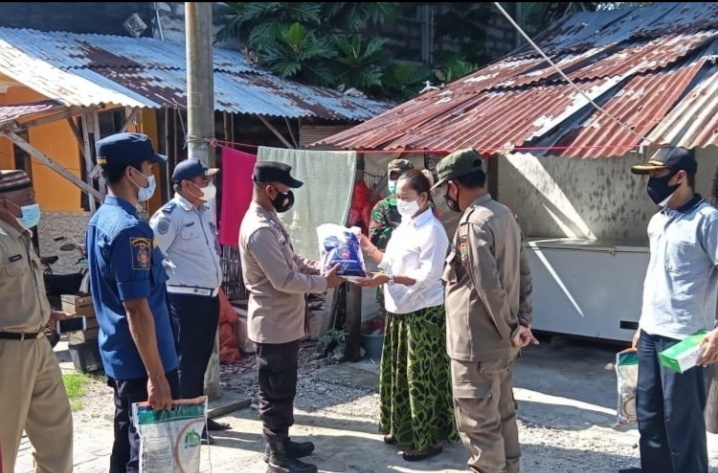 Kurangi Beban Warga Terdampak Covid-19, Polres Kep Seribu Hari ini Serentak Bagikan Bansos kepada 210 KK