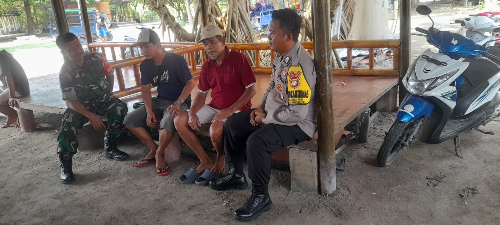 Bhabinkamtibmas Pulau Pari Bersama Babinsa Melaksanakan Sambang ke Tokoh Masyarakat dan Ajak Kerjasama dalam Menjaga Kamtibmas dan Melawan Radikalisme