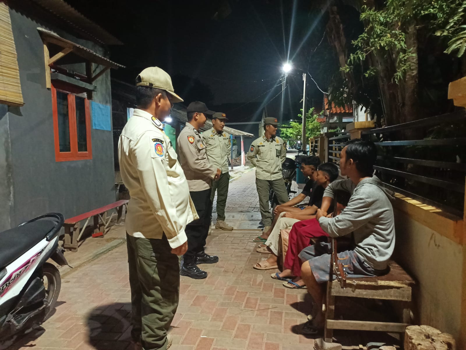 Polsek Kepulauan Seribu Selatan Gencar Lakukan Patroli Malam di Pulau Pari, Mendorong Partisipasi Warga dalam Meningkatkan Keamanan dan Pelayanan