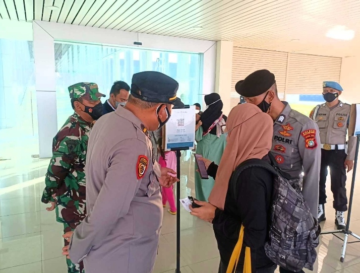 Ipda Abraham: Polres Kep Seribu Wajibkan Semua Penumpang Kapal ke Pulau di Pelabuhan Kaliadem Scan PeduliLindungi