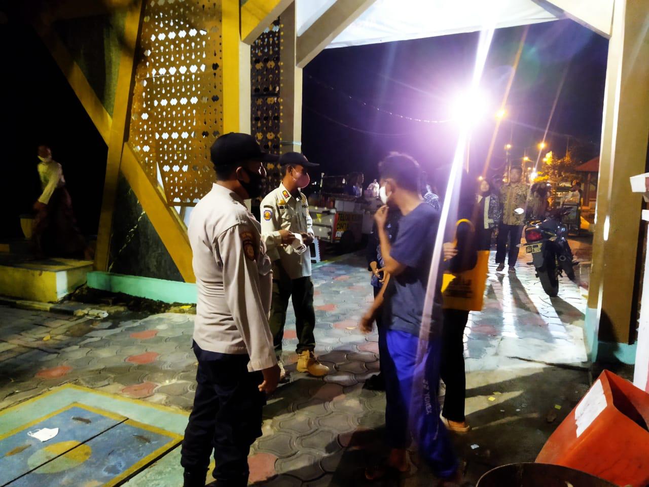 Bersinergi, Polsek Kepulauan Seribu Selatan Gandeng Satpol PP Kelurahan Laksanakan Patroli Malam