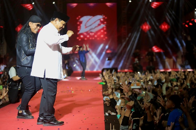 Hadir Milad Ponpes Ora Aji, Prabowo Dapat Pantun dari Warga Sleman: ‘Pak Prabowo is My President'