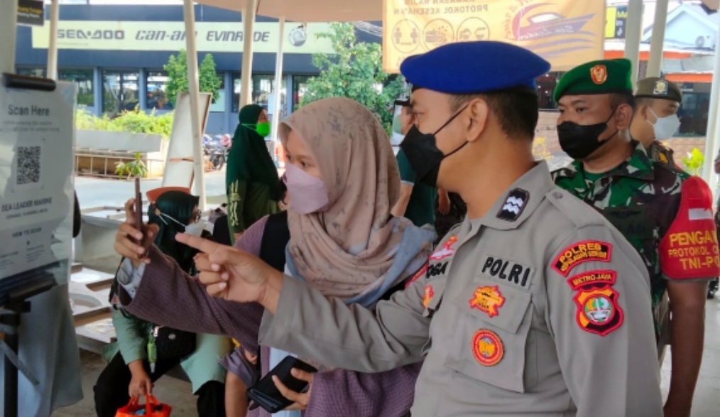 Polres Kep Seribu Terus Giatkan Pengawasan ProKes Ketat 131 Wisatawan Yang Akan Ke Pulau di Dermaga Marina Ancol