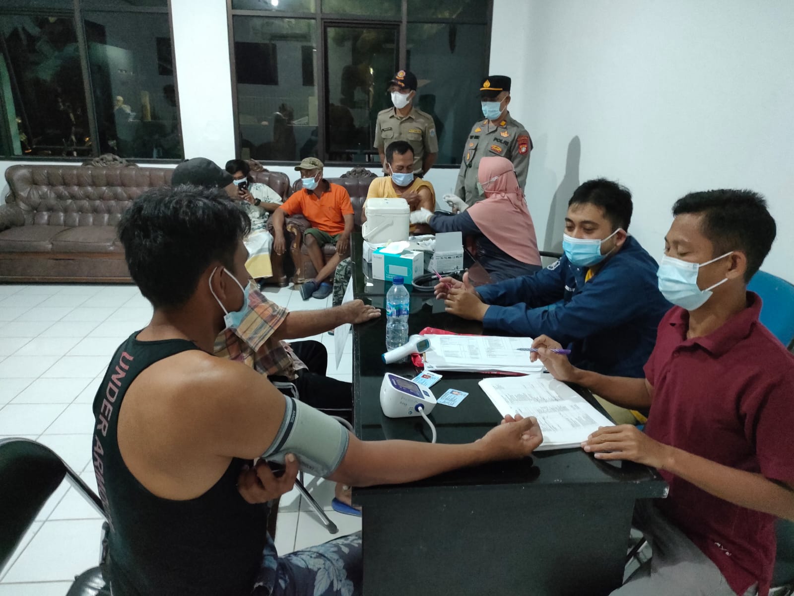 Polsek Kep Seribu Utara Kembali Gelar Vaksinasi Booster Malam Hari di Pulau Kelapa