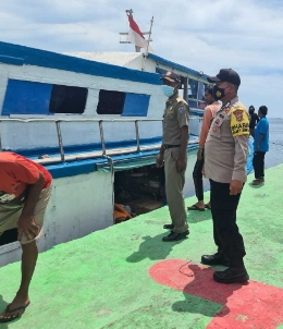 Terus Cegah COVID-19, Polsek Kep Seribu Utara Ketatkan ProKes dan Wajibkan Semua Penumpang Kapal Baru Tiba Scan PeduliLindungi