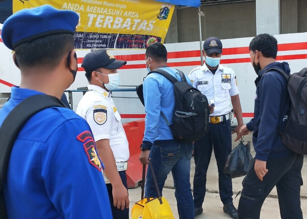 108 Warga Tunjukkan Sertifikat Vaksin di Dermaga Keberangkatan ke Pulau Seribu