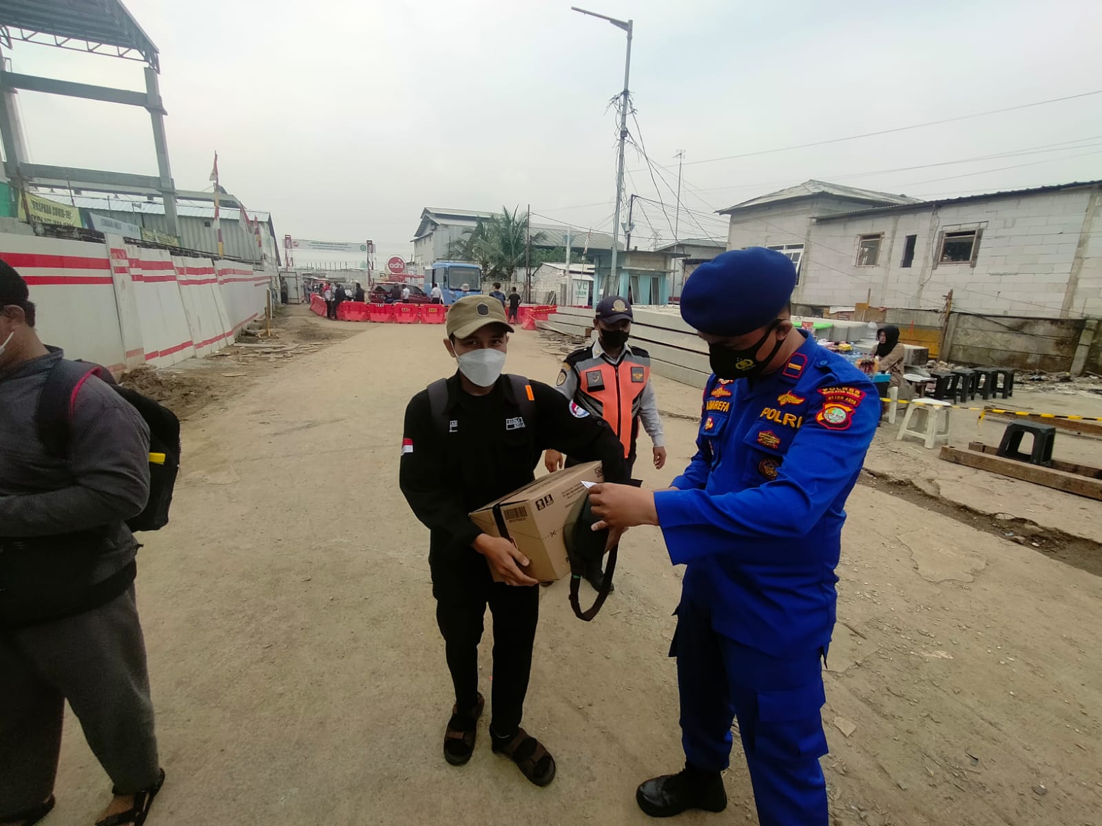 Polres Kep Seribu Giatkan Pengawasan ProKes dan Wajibkan 223 Penumpang Kapal ke Pulau Scan Barcode Peduli Lindungi