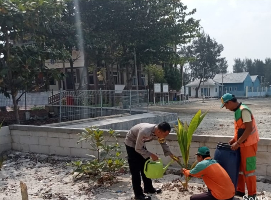 Polsek Kepulauan Seribu Utara, Polres Kepulauan Seribu Gencar Bersama Warga Tanam Pohon untuk Kurangi Polusi Udara