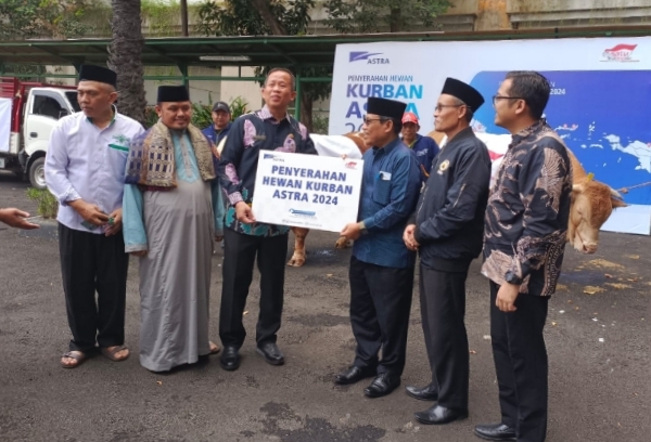 Walikota Jakut Menerima Secara Simbolis Penyerahan Hewan Qurban