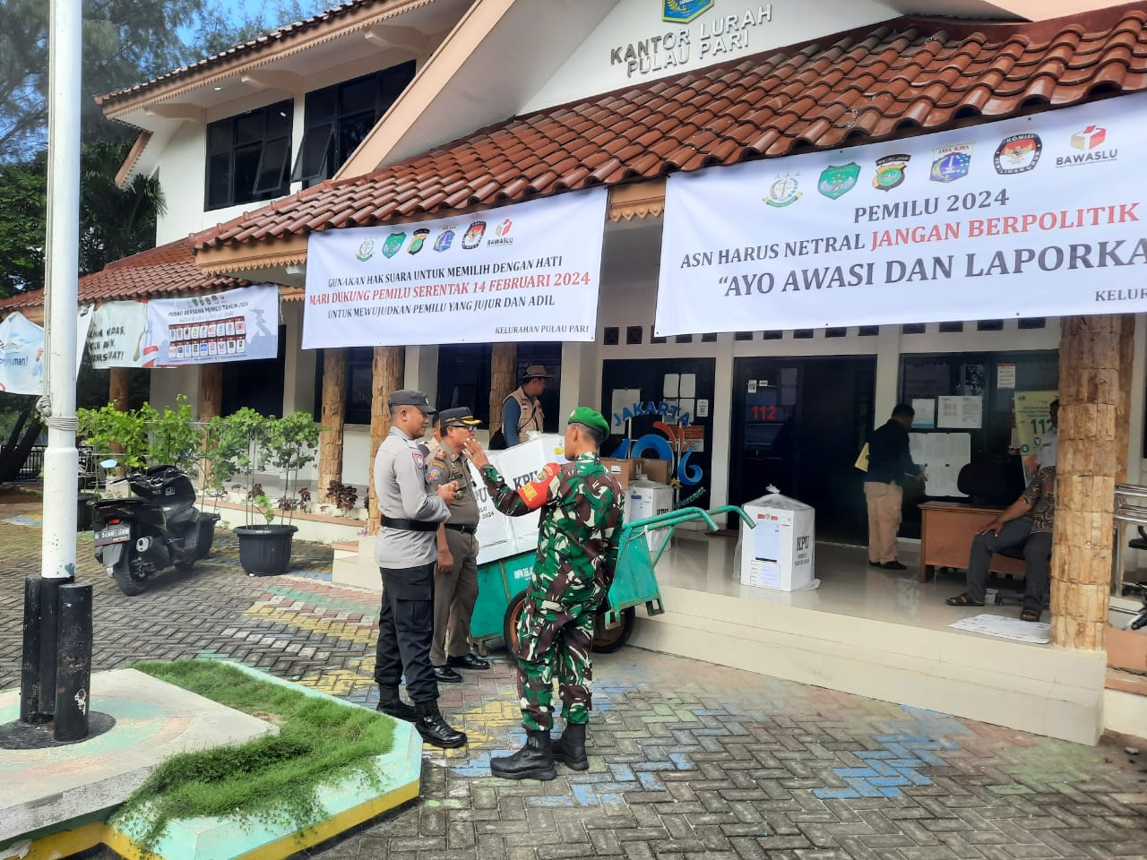 Polsek Kepulauan Seribu Selatan Bersama TNI, dan Satpol PP Garis Depan Pengamanan Pendistribusian Logistik Pemilu