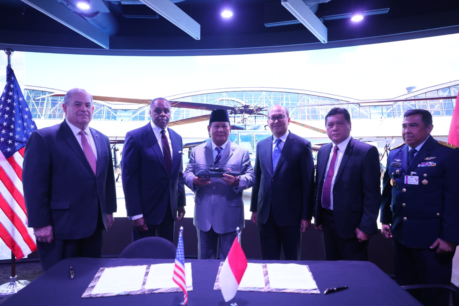 Prabowo Saksikan Penandatanganan Pembelian 24 Helikopter Sikorsky S-70M Black Hawk Baru di AS