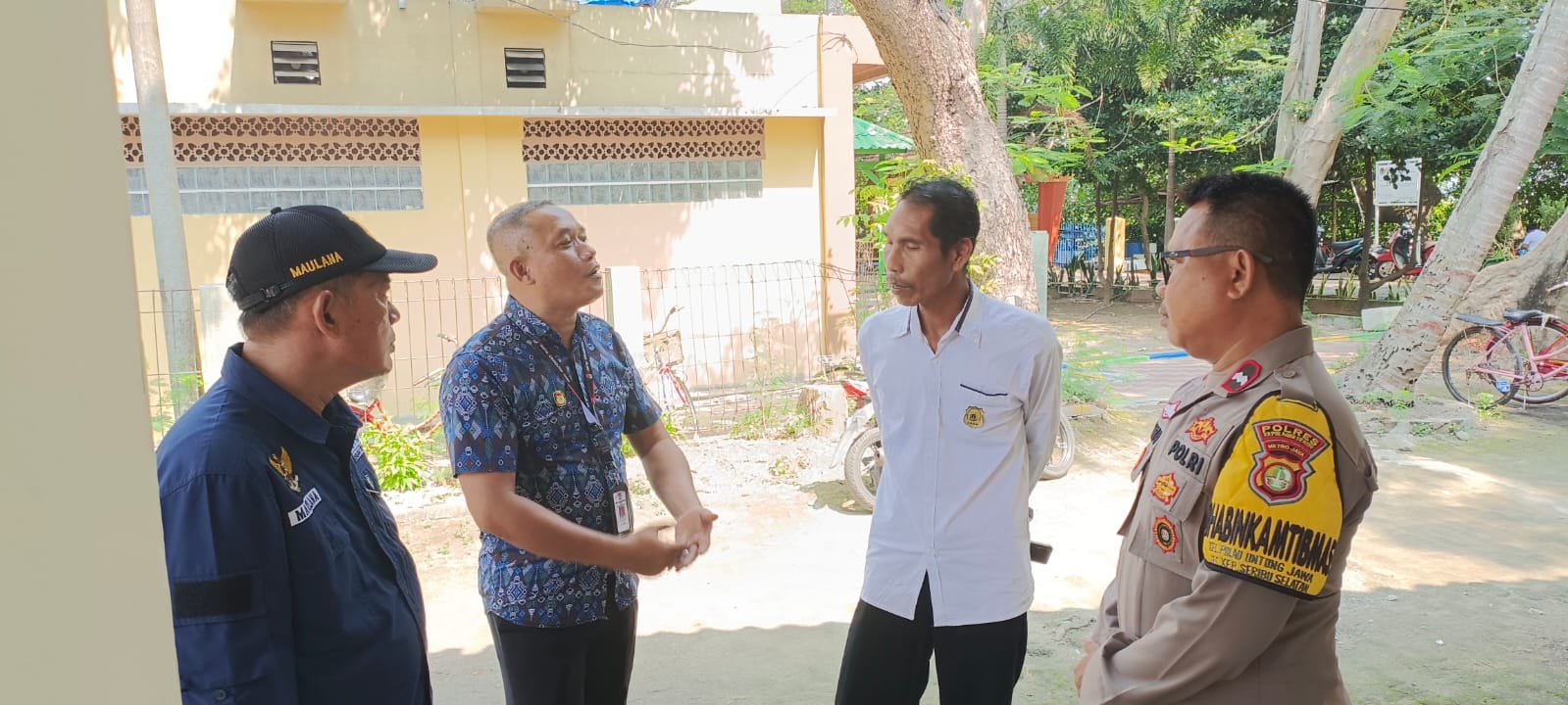 Bhabinkamtibmas Pulau Untung Jawa Sambangi Masyarakat dan Himbau Warga Pulau Untung Jawa untuk Menjaga Keamanan dan Ketertiban