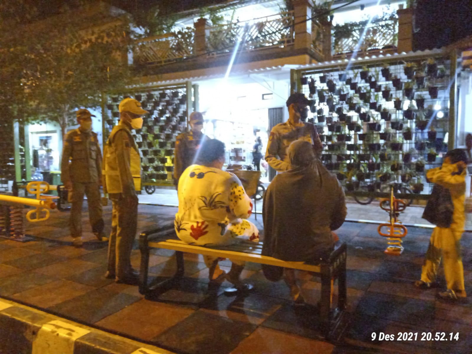 Intensifkan Pengawasan ProKes, Polsek Kepulauan Seribu Utara Gelar Patroli PPKM Malam Hari
