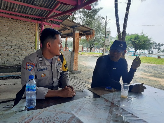 Sambang Warga, Bhabinkamtibmas Pulau Tidung Pantau Perkembangan dan Ajak Warga Jaga Sitkamtibmas