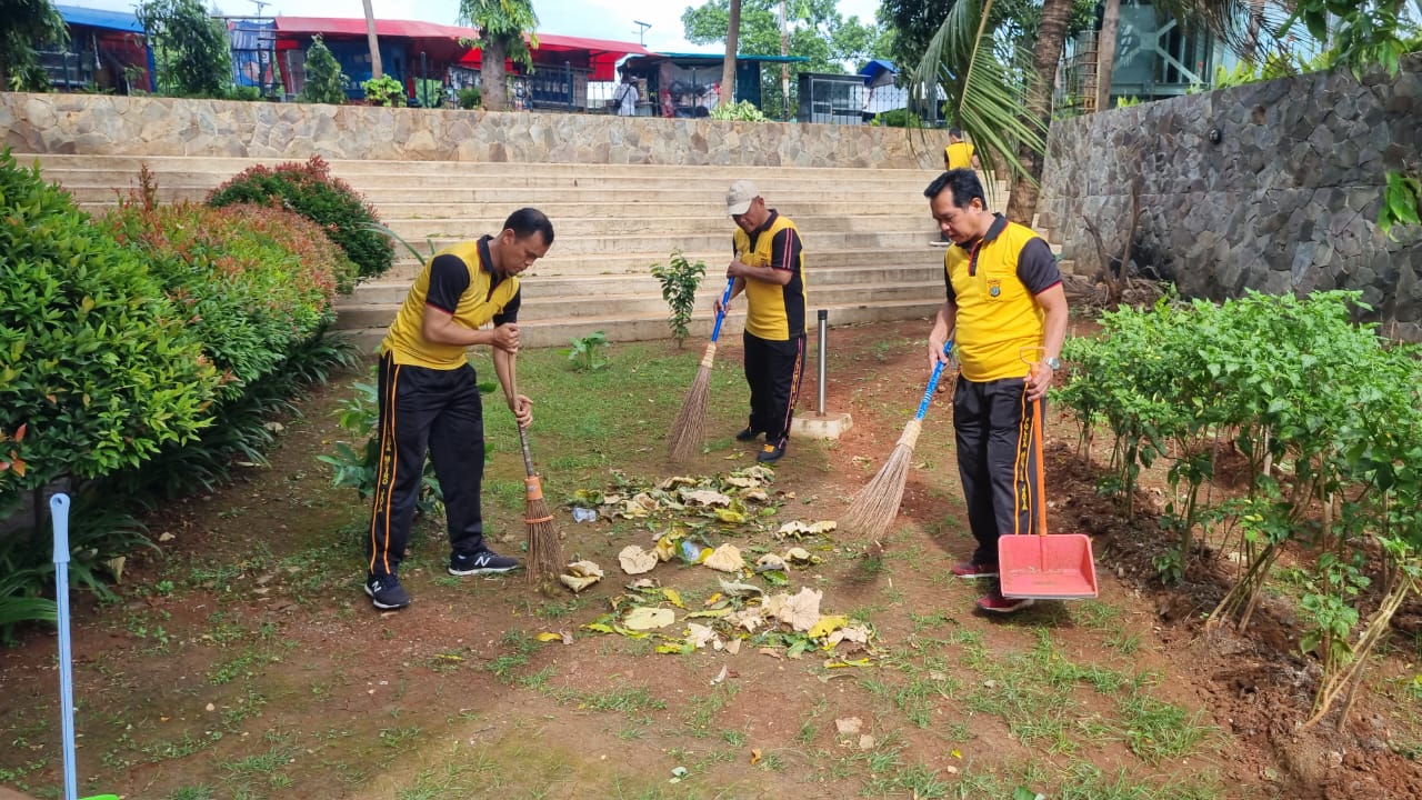 Menyambut Datangnya Bulan Suci Ramadhan, Polsek Tambora Bersih-bersih Masjid
