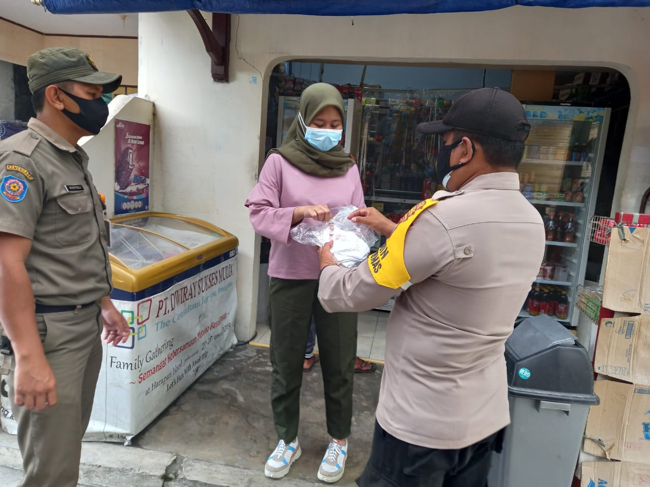 PPKM Level2, Polres Kep Seribu Terus Cegah Covid-19 dengan Bagikan Masker