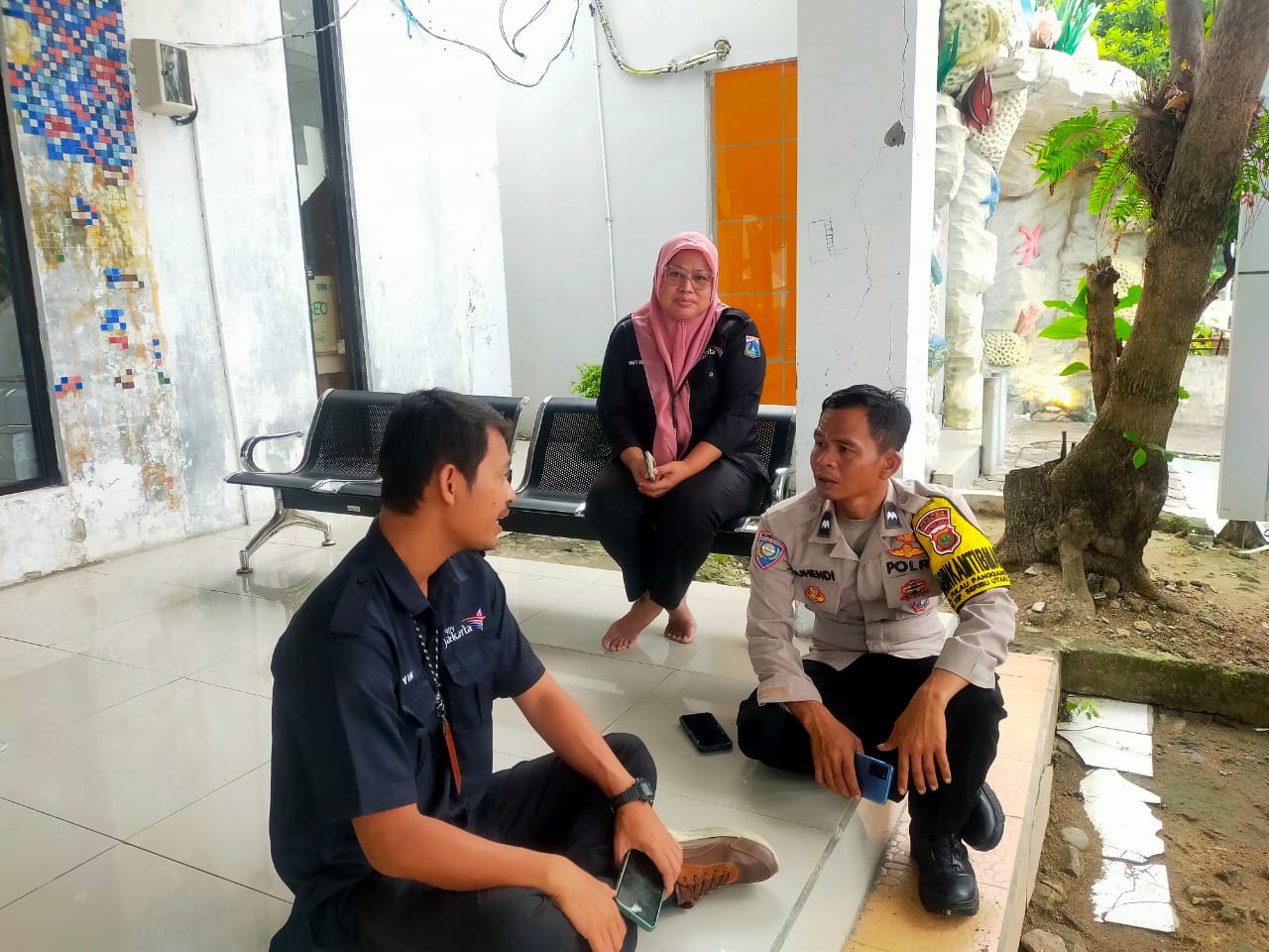 Bhabinkamtibmas Pulau Panggang Lakukan Sambang, Pererat Silaturahmi dengan Warga
