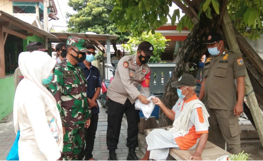 Bagikan 1.600 Masker, Polres Kep Seribu Cegah Sebaran Covid-19