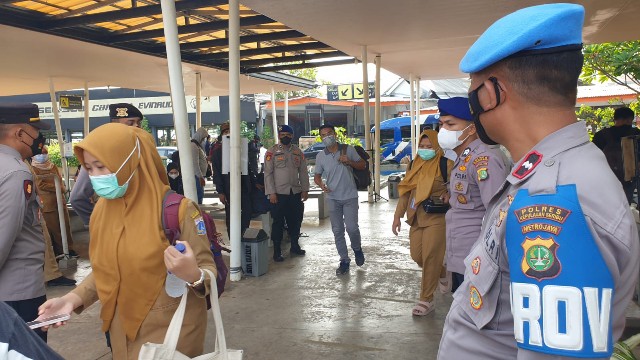 221 Penumpang di Marina Ancol Diimbau oleh Polres Kep. Seribu untuk Scan PeduliLindungi Sebelum Naik Kapal