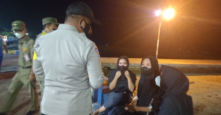 Polsek Kep Seribu Utara Giatkan Patroli Pengawasan ProKes Malam Hari Pastikan Warga Taat ProKes