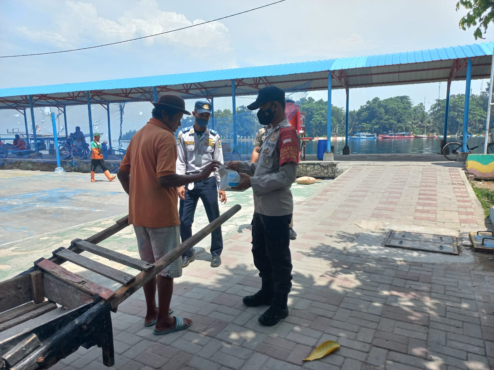 Bagikan 1.400 Masker ke Warga, Polres Kepulauan Seribu dan Polsek Jajaran Terus Cegah Sebaran Covid-19