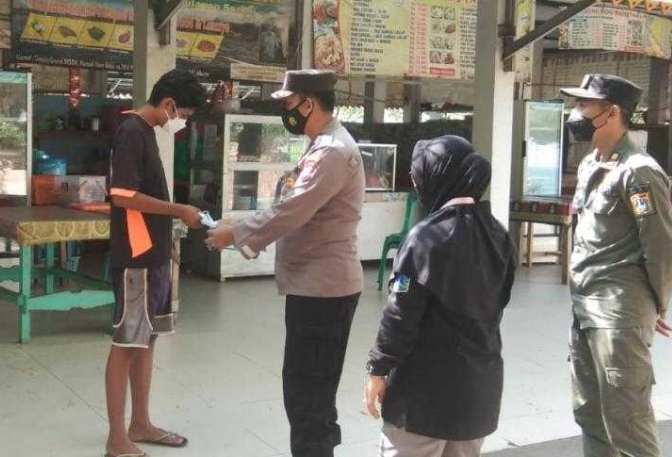 Hampiri Warga di Ruang Publik, Polres Kep Seribu Bagikan 1.000 Masker dan Sampaikan Imbauan ProKes