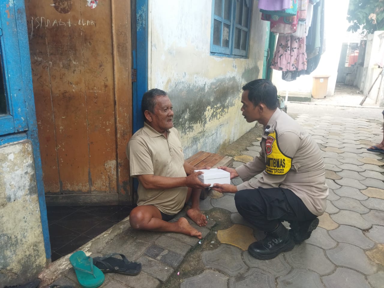 Aipda Suhendi Polisi Humanis Berikan Bantuan kepada Warga Disabilitas di Pulau Panggang