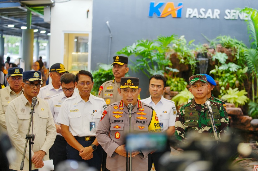 Kapolri Pastikan Pemudik Terlayani dengan Baik Saat Tinjau Stasiun Pasar Senen