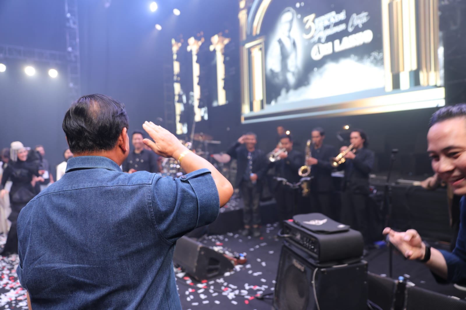 Prabowo Nyalakan Flash Light Handphone Saat Lagu “Lirih” Didendangkan Ari Lasso