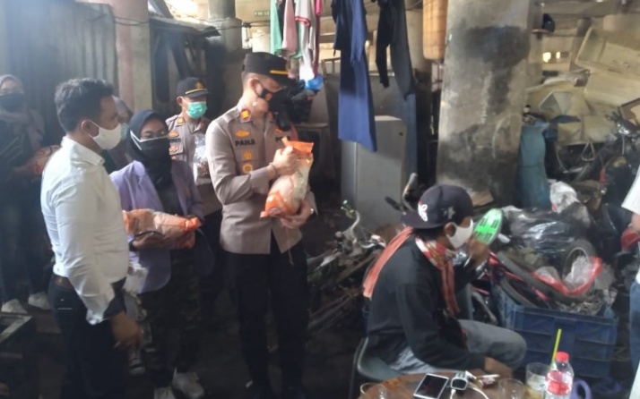 Polsek Pademangan Gandeng Mahasiswa Bagikan Beras dan Masker ke Masyarakat Kecil Terdampak Covid- 19