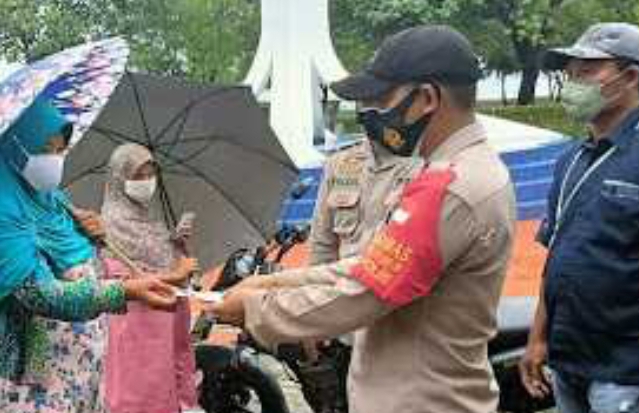 Cegah COVID19, Polres Kep Seribu Giatkan Himbauan ProKes dan Bagikan 1.200 Masker