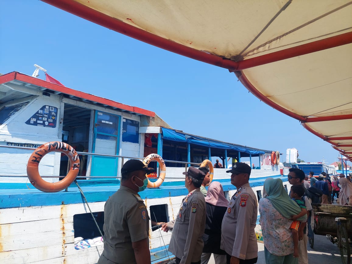 Polsek Kepulauan Seribu Utara Berikan Pelayanan dan Pengamanan di Dermaga Pulau Kelapa
