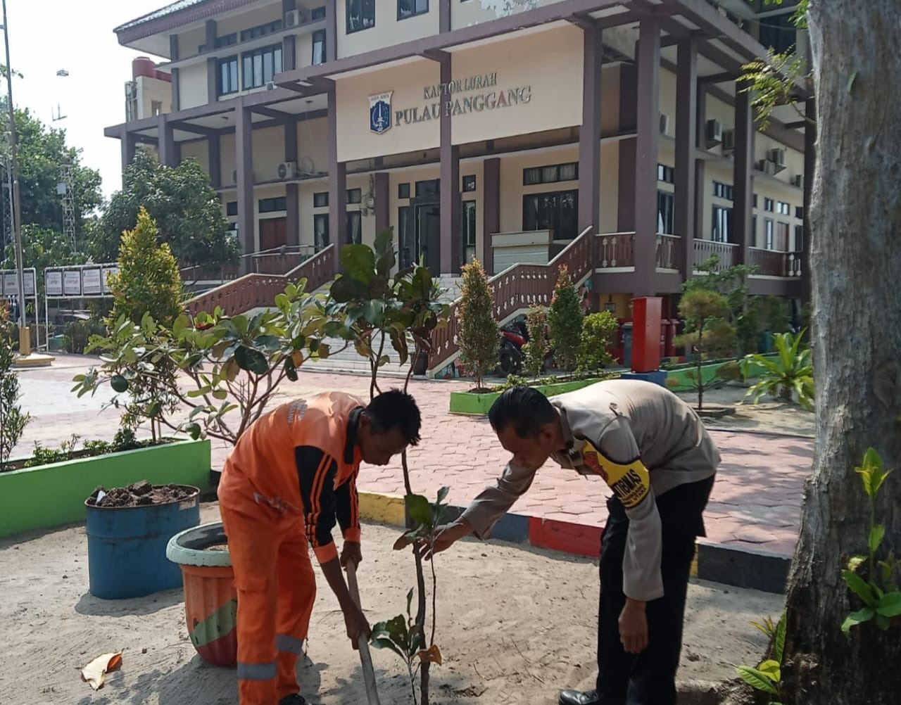 Polsek Kepulauan Seribu Utara dan  Warga Bersatu Tanam Pohon demi Menyelamatkan Kualitas Udara