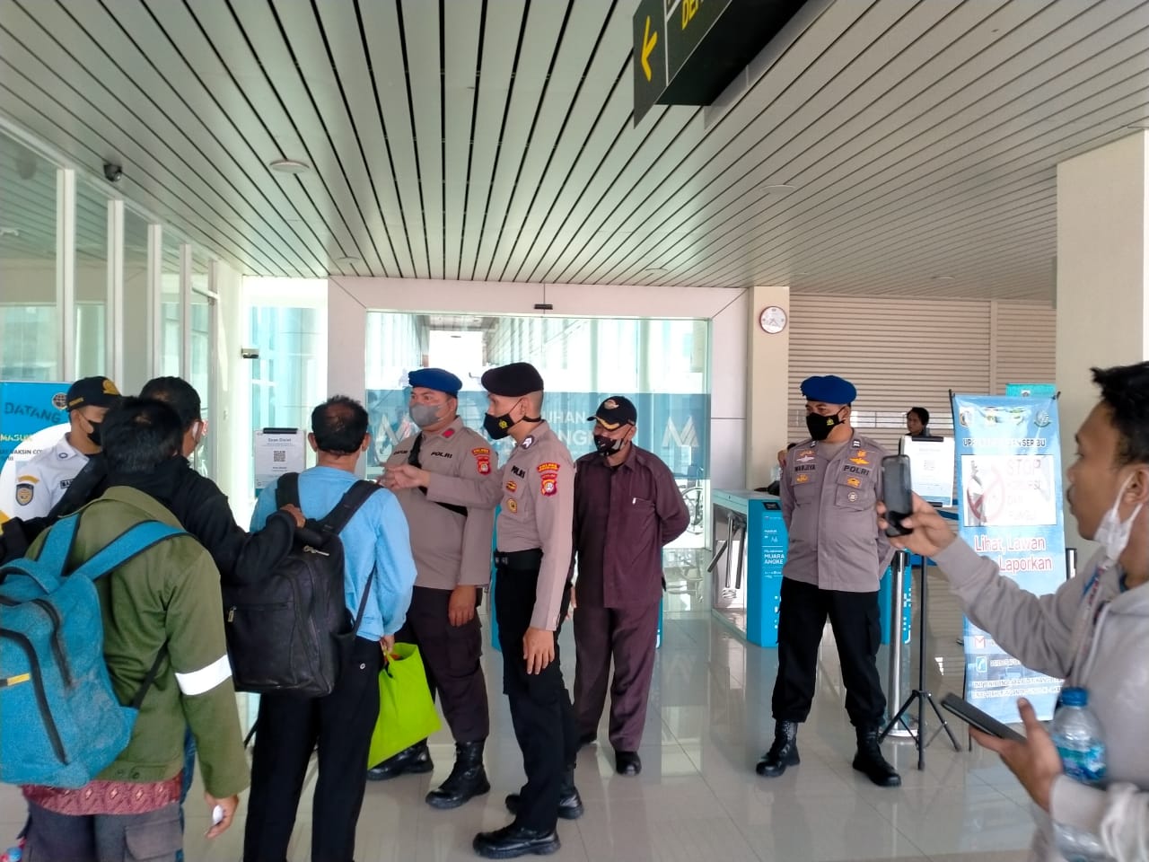 Polres Kep. Seribu Berilan Layanan Pengamanan Dermaga terhadap 205 Penumpang di Dermaga Kali Adem