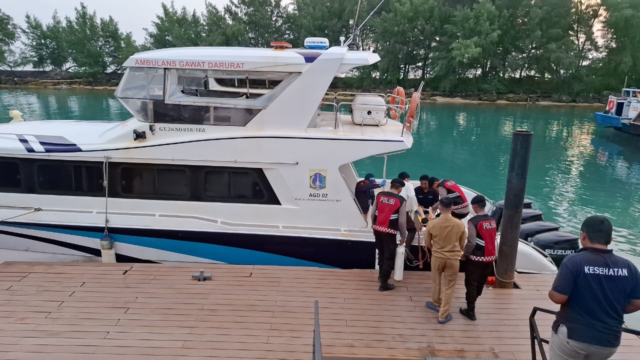 Bhabinkamtibmas Pulau Tidung dan Anggota Samapta Polres Kepulauan Seribu Bantu Evakuasi Siswa SMKN 61 Jakarta yang Tenggelam di Perairan Jembatan Cinta