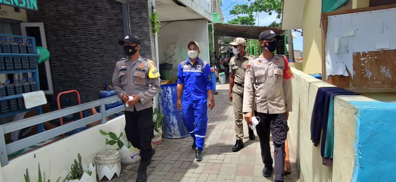 Terus Himbau ProKes dan Bagikan 1.300 Masker ke Warga, Polres Kep Seribu Cegah Penyebaran COVID-19