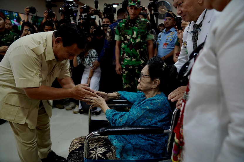 Prabowo Terharu saat Sungkem ke Istri Alm. dr. H. Sadjiman