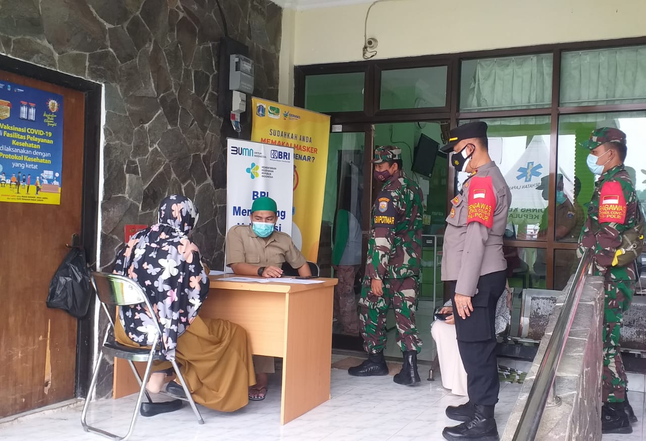 Tinjau Giat Vaksin di Puskesmas Pulau Panggang, Kapolsek Kep Seribu Utara Ajak Warga Lengkapi Vaksin dan Terapkan ProKes