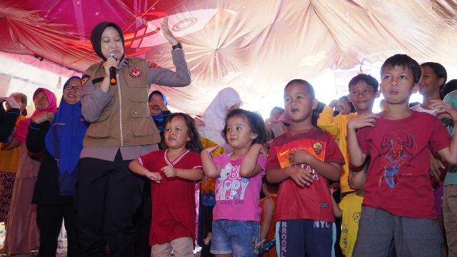 Kolaborasi Polri dan Instansi Terkait Laksanakan Sambang Malam di Pulau Pari