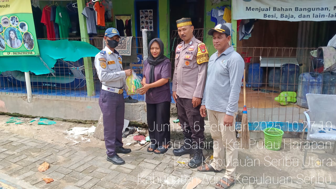 Jumat Berkah, Bhabinkamtibmas Pulau Sabira Bripka Amirullah Maliki Berikan Bantuan Sembako kepada Warga Kurang Mampu