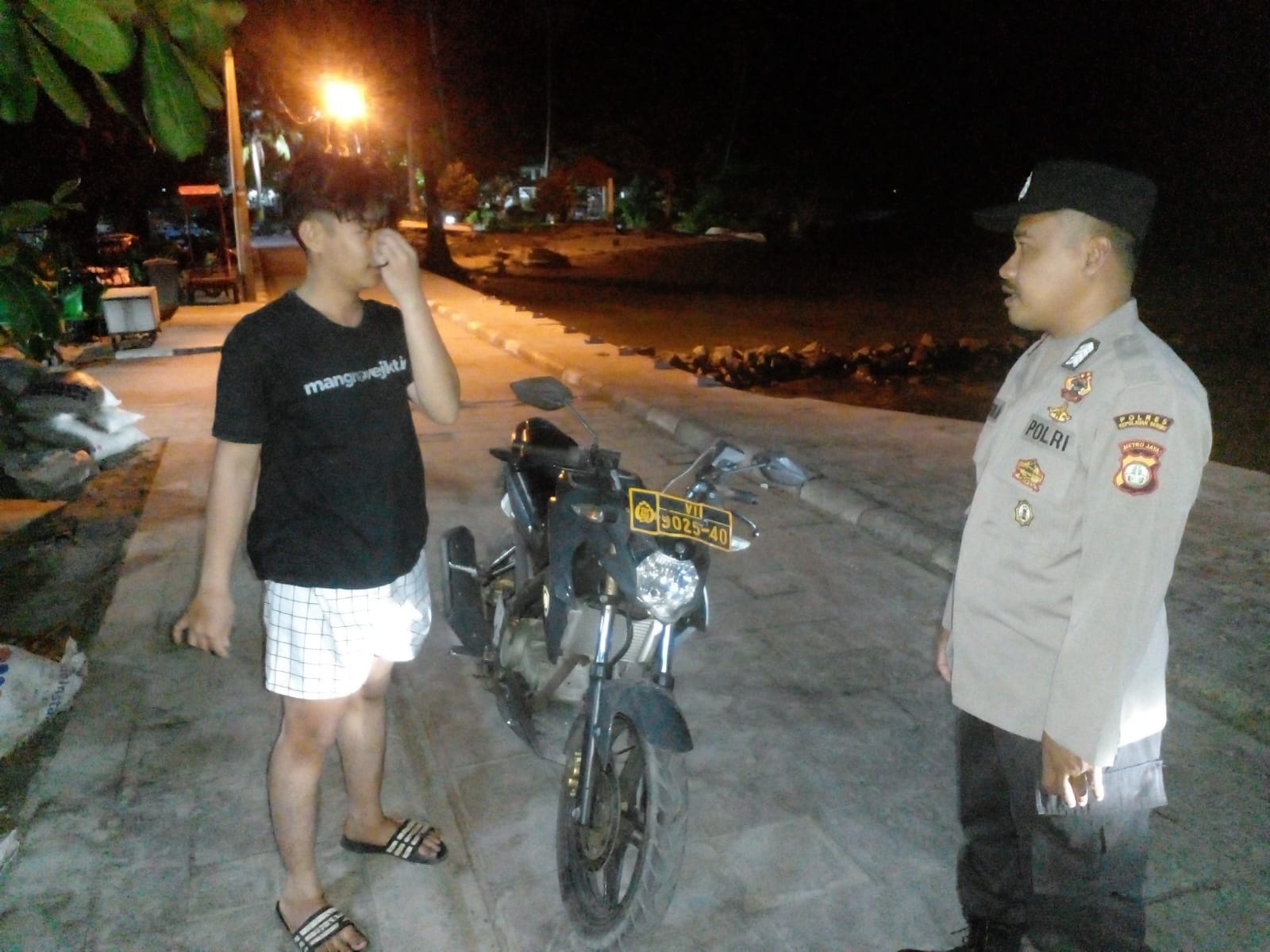 Patroli Malam Polsek Kepulauan Seribu Selatan: Mencegah Kelakuan Nakal dan Penyebaran Hoax di Pulau Lancang