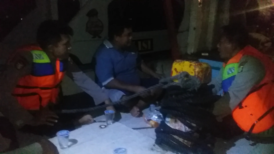 Ngopi dan Ngeteh diatas Kapal Nelayan, Sat Polair Polres Kepulauan Seribu Sambangi Nelayan