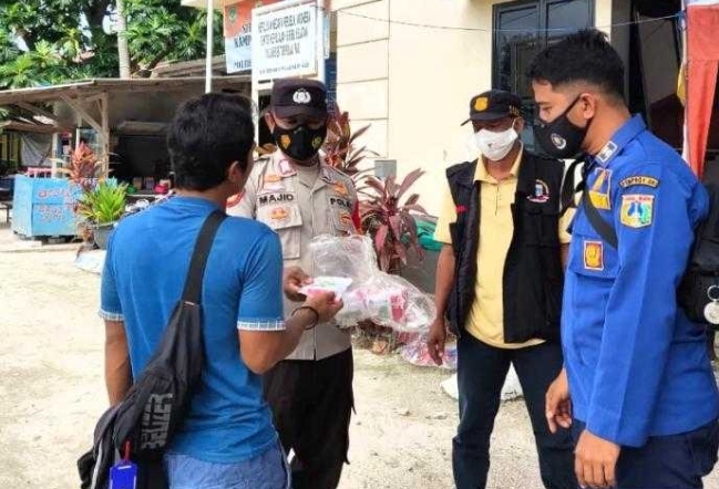 Door to Door, Polsek Kep Seribu Selatan Bagikan Masker Ke Warga