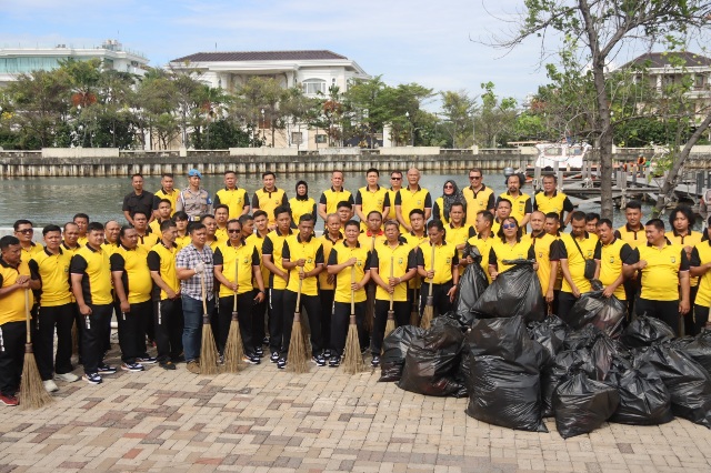 Polres Kepulauan Seribu Gelar “Jumat Peduli”, Bagikan 52 Paket Sembako untuk Nelayan dan Petugas Marina Ancol