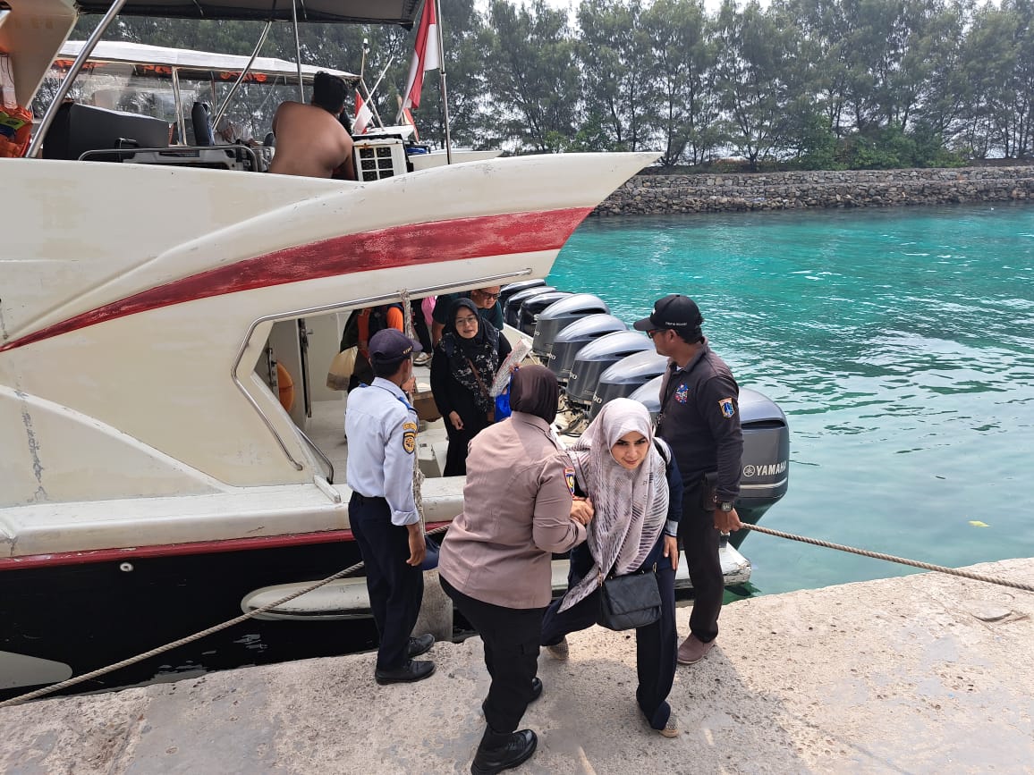 Bripka Indri Pratiwi Polwan Polres Kepulauan Seribu Sambut Ramah Penumpang Kapal di Pulau Tidung