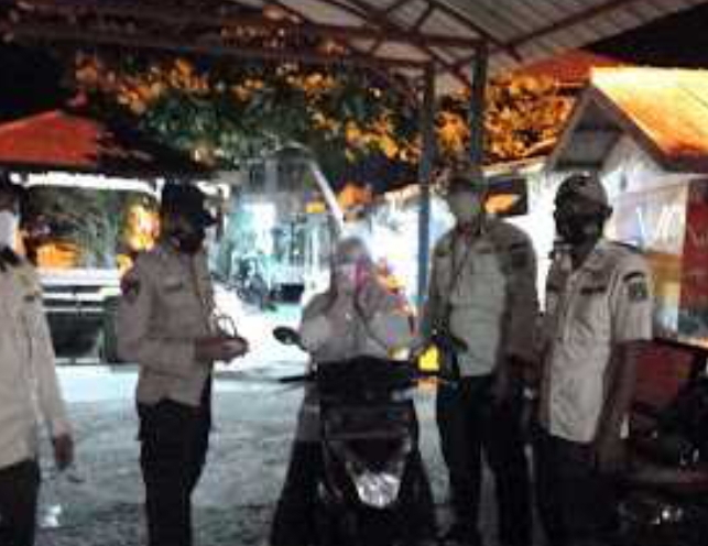 Ingatkan Warga Taat ProKes, Polsek Kep Seribu Utara Giatkan Imbauan dan Bagikan Masker ke Warga