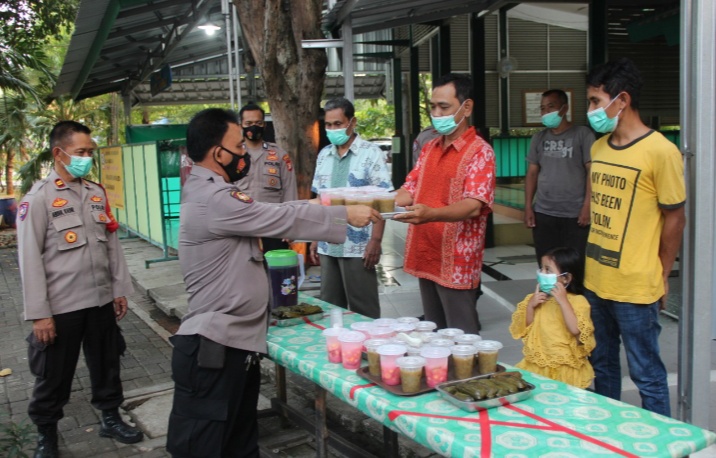 Wakapolres Kep Seribu Pimpin Giat Bagi-bagi Takjil Serentak Ke Warga Pulau