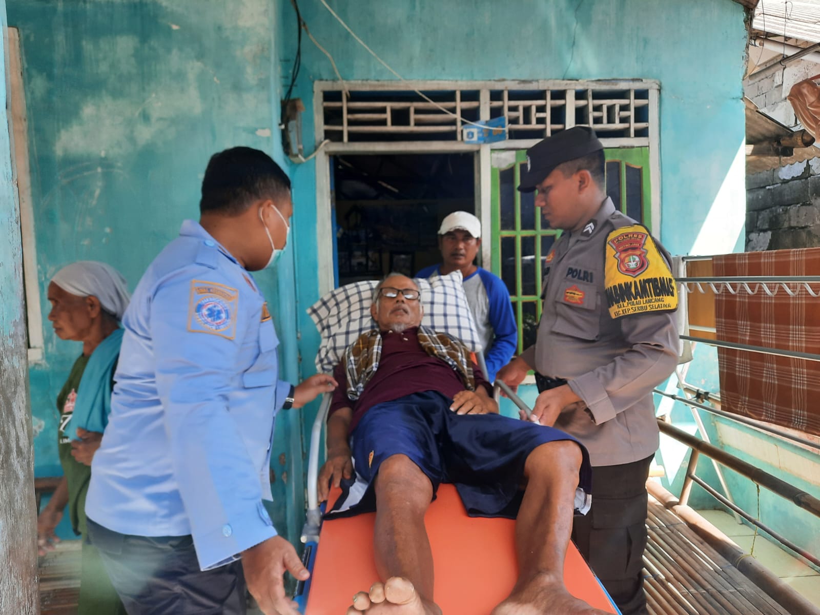 Bhabinkamtibmas Pulau Lancang, Briptu Tulus, Berperan Humanis Bantu Evakuasi Lansia ke Puskesmas Pulau Pari